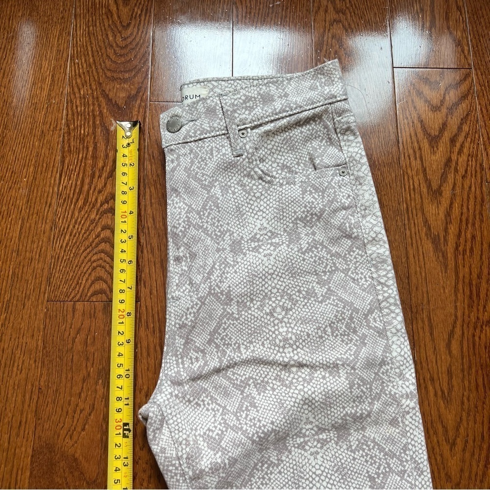 Aritzia Denim Forum Lola High Rise Skinny Crop Jeans White Snake Print - Sz 27 - Picture 14 of 16